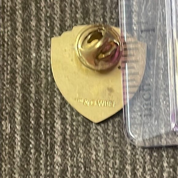 Rare Warner Bros. Gold and Green Shield Collectible Pin - Picture 3 of 3